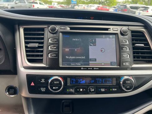 Used 2017 Toyota Highlander XLE w/ Carpet Mat Package AWD/4WD image 39