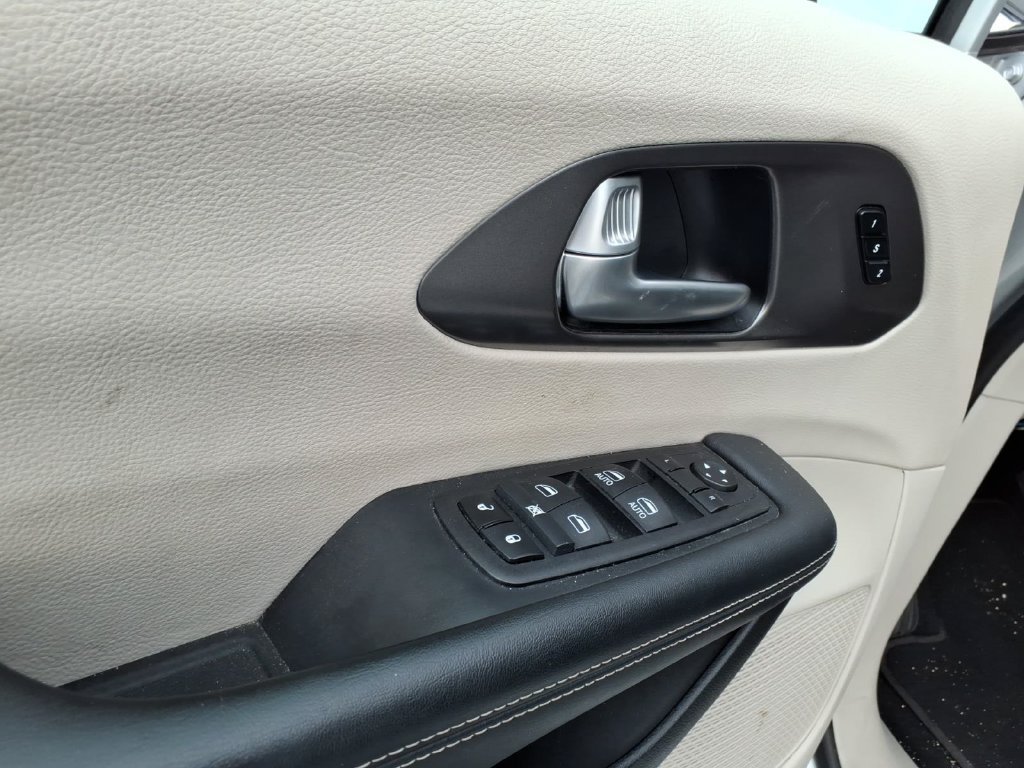 Used 2024 Chrysler Pacifica Touring-L FWD image 16