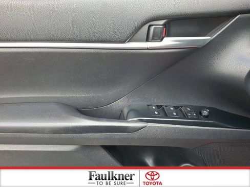 Used 2018 Toyota Camry L image 12