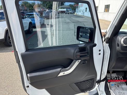 Used 2018 Jeep Wrangler Unlimited Sahara w/ Connectivity Group AWD/4WD image 13
