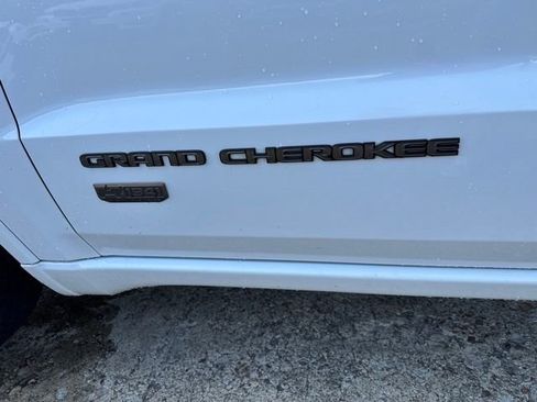 Used 2017 Jeep Grand Cherokee Limited 75th Anniversary AWD/4WD image 9