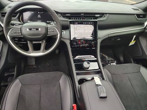 New 2025 Jeep Grand Cherokee Altitude image 15