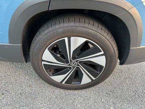 Used 2025 Volkswagen Taos SE image 9