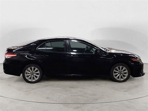 Used 2018 Toyota Camry LE image 6