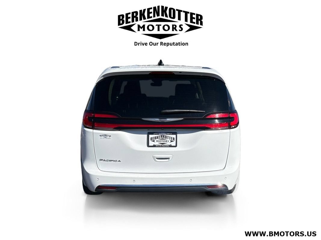 Used 2024 Chrysler Pacifica Touring-L FWD image 4