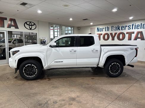 Used 2025 Toyota Tacoma TRD Sport AWD/4WD image 7