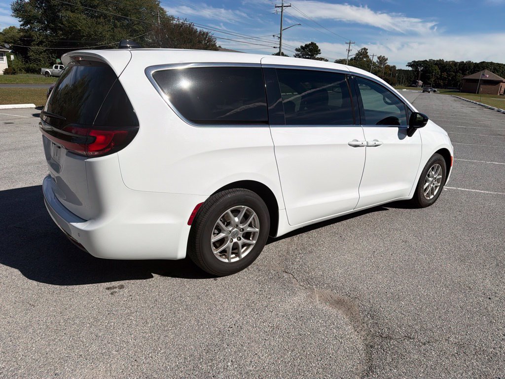 Used 2025 Chrysler Pacifica Select FWD image 9