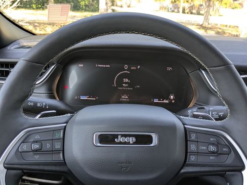 Used 2025 Jeep Grand Cherokee Altitude AWD/4WD image 30
