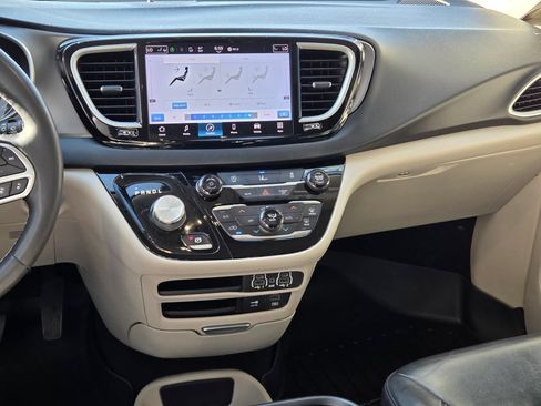 Used 2022 Chrysler Pacifica Touring-L FWD image 15