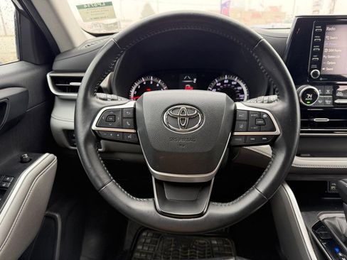 Used 2022 Toyota Highlander LE image 18