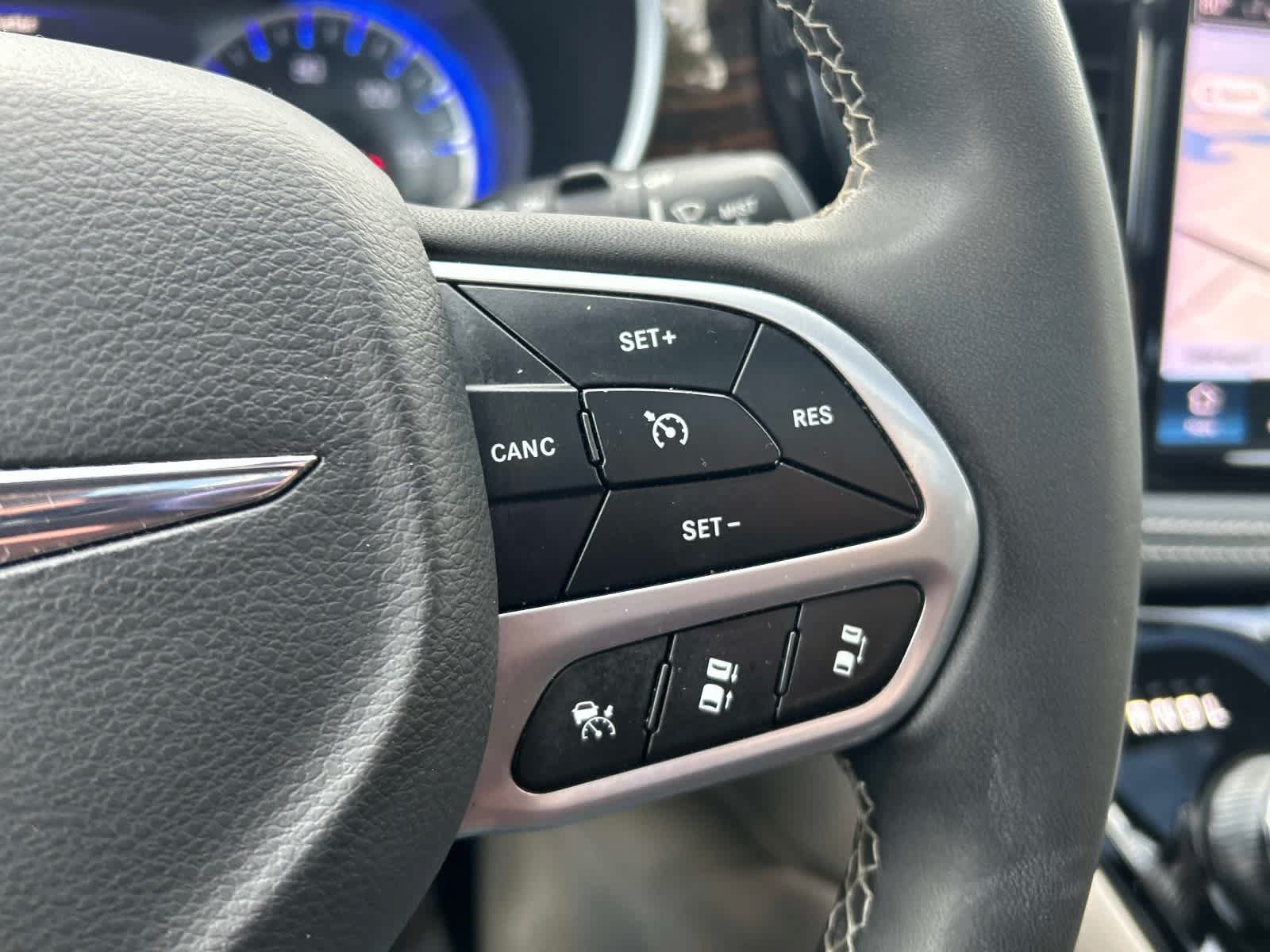 Used 2023 Chrysler Pacifica Limited FWD image 27