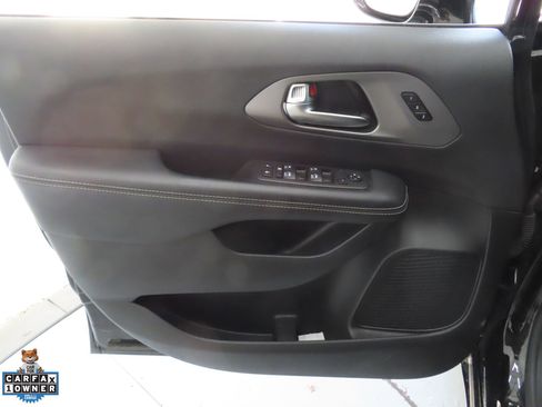 Used 2025 Chrysler Pacifica Select FWD image 10
