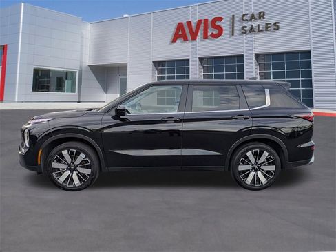 Used 2025 Mitsubishi Outlander SE image 10