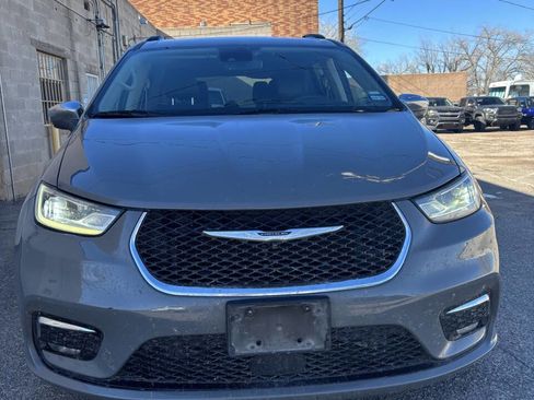 Used 2022 Chrysler Pacifica Limited image 3