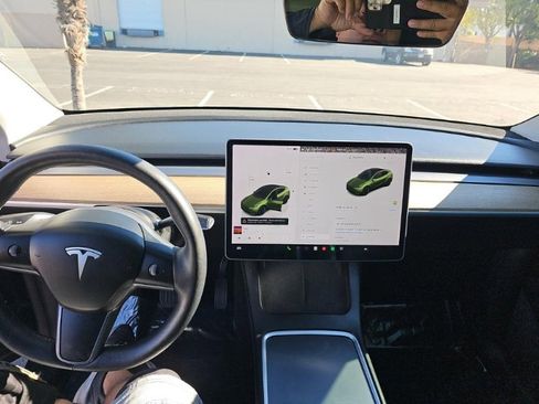 Used 2022 Tesla Model Y Long Range image 11