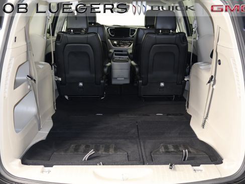 Used 2023 Chrysler Pacifica Touring-L FWD image 19
