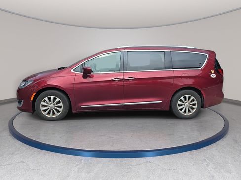 Used 2018 Chrysler Pacifica Touring-L w/ Advanced Safetytec Group FWD image 3