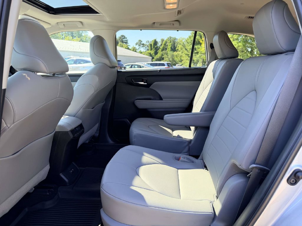 Certified 2021 Toyota Highlander XLE AWD/4WD image 16