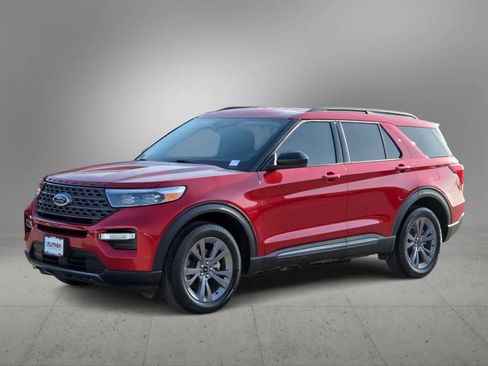 Used 2024 Ford Explorer XLT w/ Equipment Group 202A AWD/4WD image 4