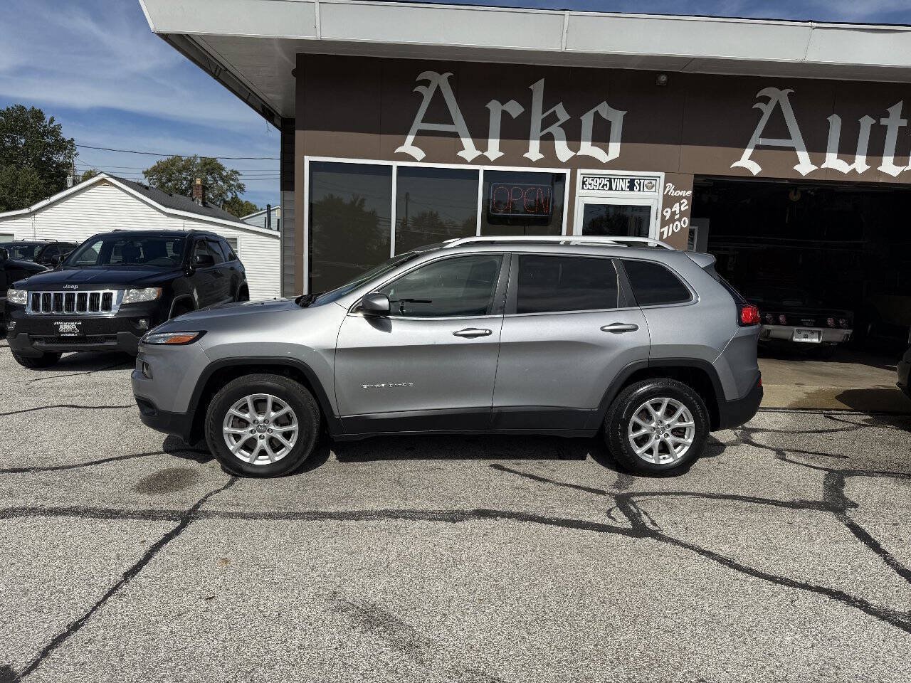 Used 2014 Jeep Cherokee Latitude AWD/4WD image 6