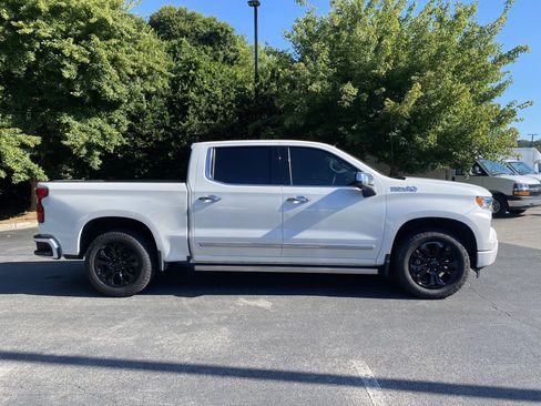 Used 2024 Chevrolet Silverado 1500 High Country w/ Technology Package AWD/4WD image 10