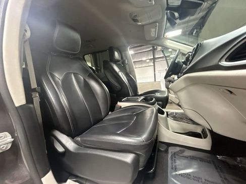 Used 2023 Chrysler Pacifica Touring-L FWD image 27