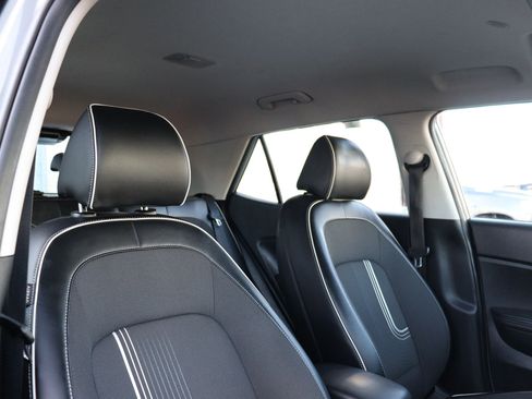 Used 2023 Hyundai Venue Limited image 14