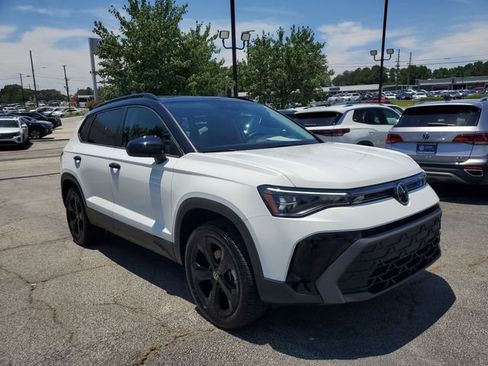 Certified 2025 Volkswagen Taos SE AWD/4WD image 3