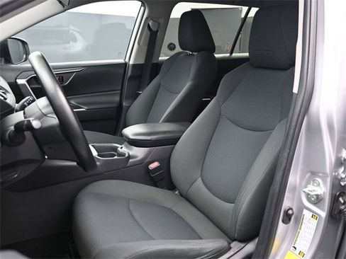 Used 2019 Toyota RAV4 LE image 6