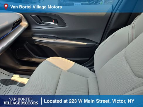 Used 2024 Toyota Prius XLE FWD image 22