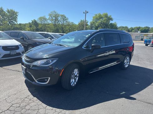 Used 2019 Chrysler Pacifica Touring-L FWD image 3