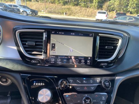 Used 2020 Chrysler Pacifica Touring w/ Advanced Safetytec Group image 21