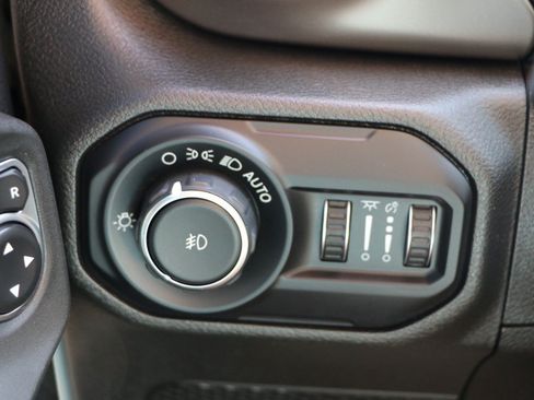 Used 2018 Jeep Wrangler Unlimited Rubicon AWD/4WD image 16