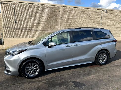 Used 2022 Toyota Sienna LE image 8