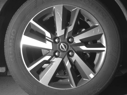 Used 2025 Nissan Versa SV FWD image 13