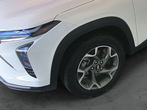 Used 2025 Chevrolet Trax LT w/ Driver Confidence Package image 7