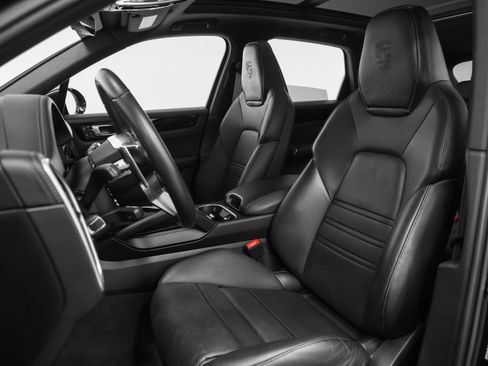 Used 2023 Porsche Cayenne Platinum Edition image 45