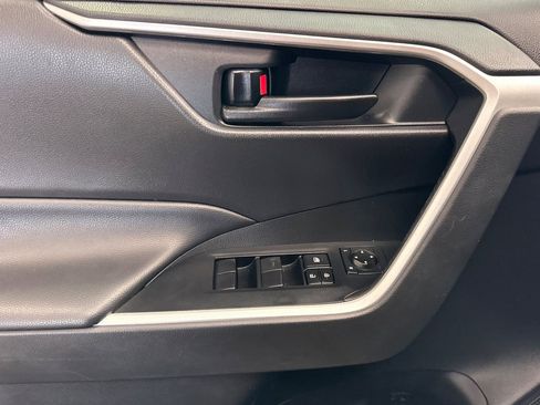 Used 2021 Toyota RAV4 LE w/ Carpet Mat Package (TMS) AWD/4WD image 11