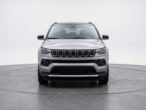 Used 2025 Jeep Compass Limited AWD/4WD image 2