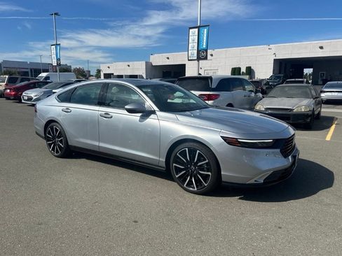 Used 2025 Honda Accord Touring image 2