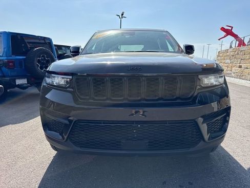 Used 2024 Jeep Grand Cherokee Altitude AWD/4WD image 9