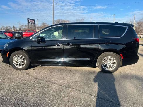 Used 2025 Chrysler Pacifica Select image 8