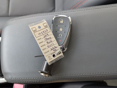 Used 2019 Chevrolet Bolt Premier w/ Infotainment Package FWD image 36