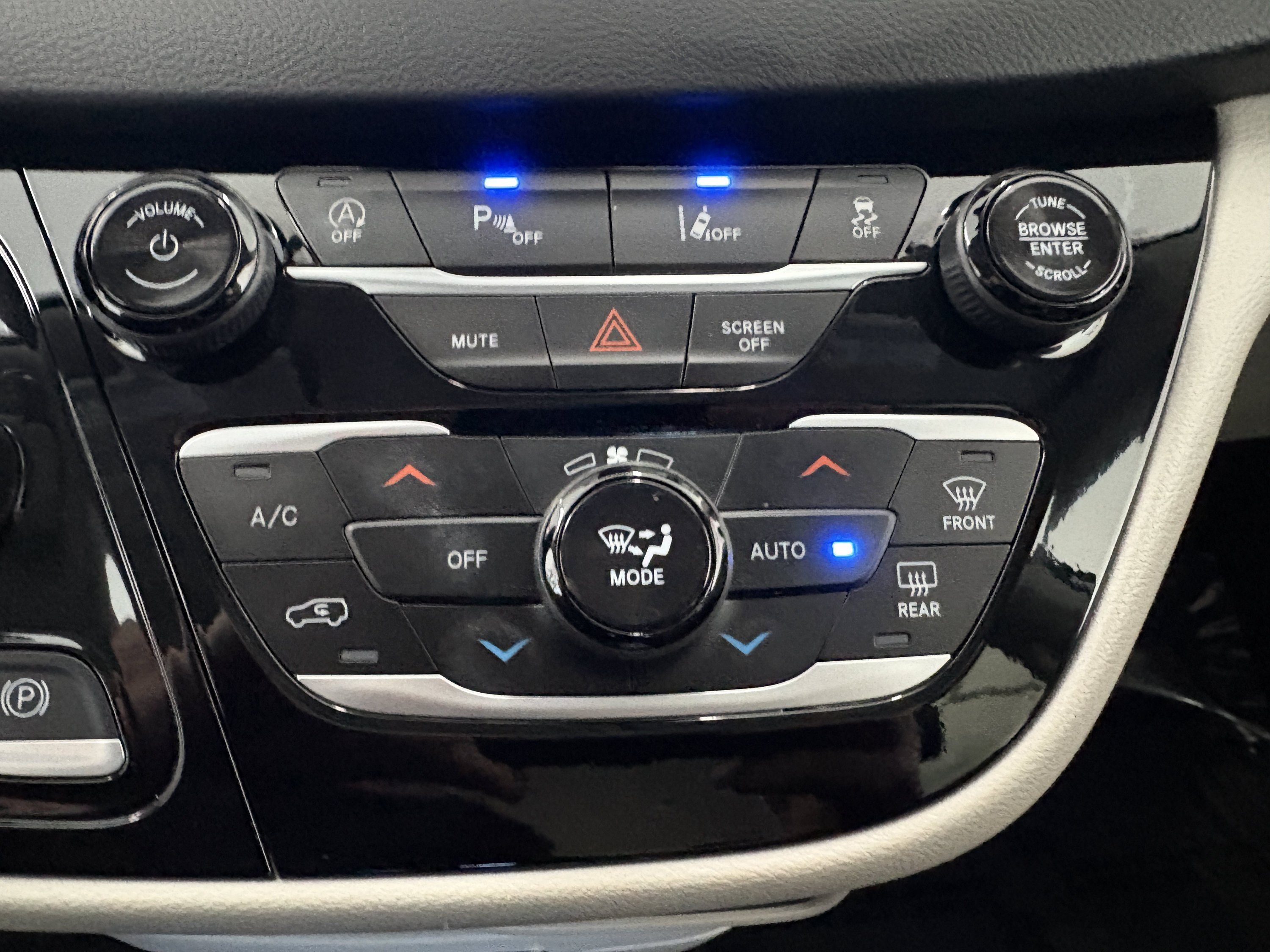 Used 2024 Chrysler Pacifica Touring-L FWD image 18