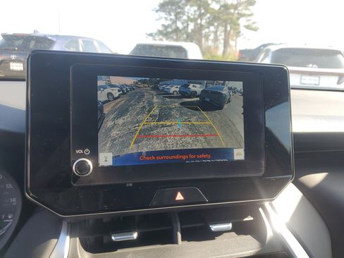 Used 2023 Toyota Venza LE image 23