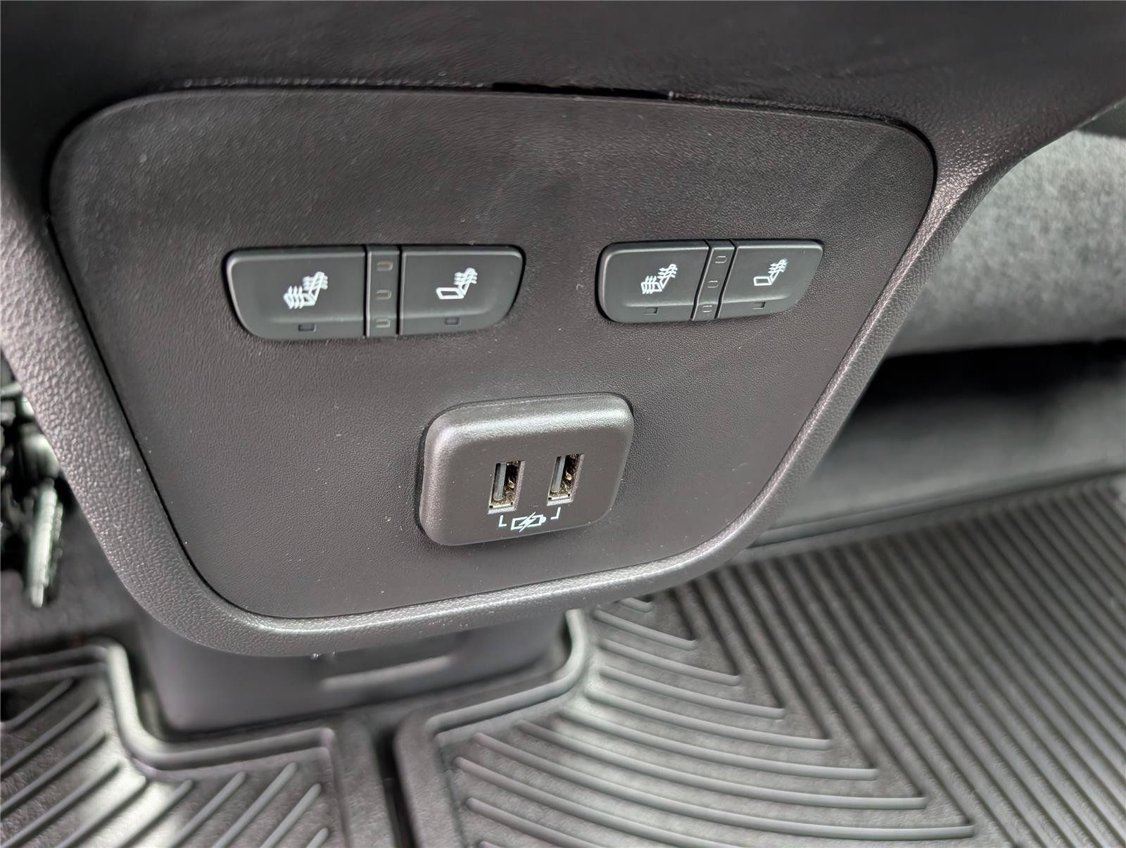Used 2024 Chevrolet Equinox Premier AWD/4WD image 16