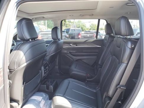Used 2023 Jeep Grand Cherokee L Limited AWD/4WD image 7