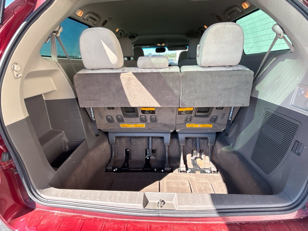 Used 2014 Toyota Sienna L FWD image 28