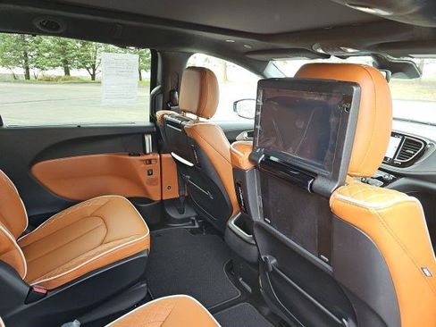 Used 2026 Chrysler Pacifica Pinnacle image 16