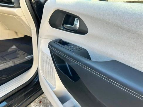 Certified 2023 Chrysler Pacifica Touring-L FWD image 30